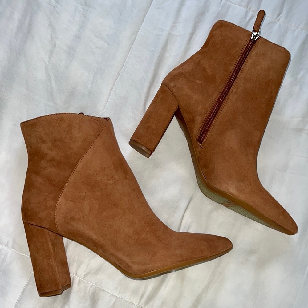 Nine West « Argyle » Pointy Toe Booties in Dark Natural Suede